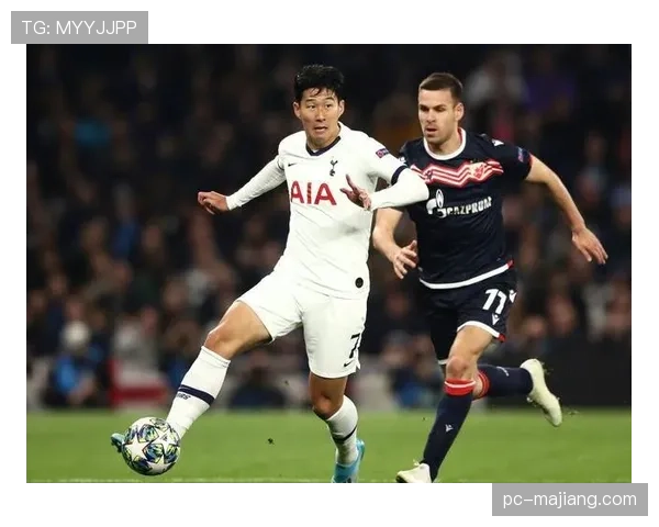 特写:老将布斯克茨重返诺坎普观战,接受全场球迷起立致敬 特写:老将布斯克茨重返诺坎普观战,接受全场球迷起立致敬